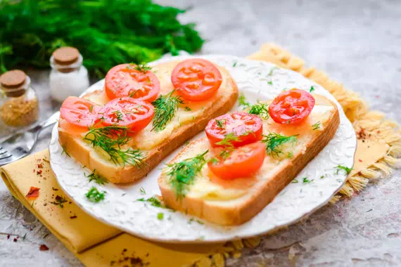Бутерброды с икрой мойвы и помидорами - пошаговый рецепт с фото