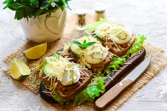 Бутерброды с тунцом, яйцом и авокадо - рецепт с фото