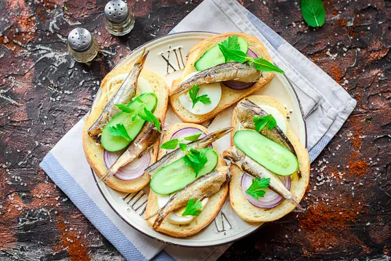 Бутерброды на праздничный стол со шпротами и огурцом - рецепт с фото