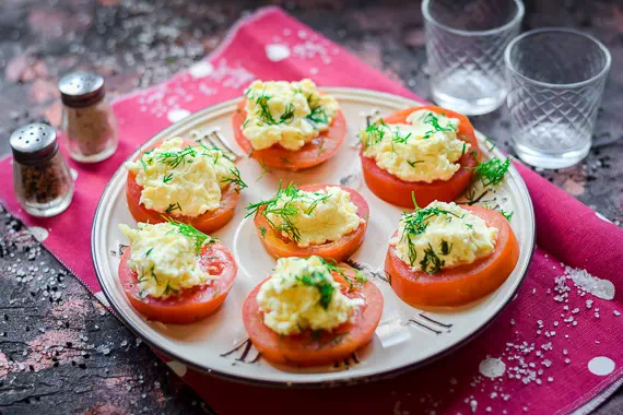 Легкая праздничная закуска из помидоров с чесноком - пошаговый рецепт с фото