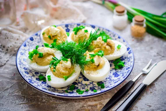 Вкусная праздничная закуска яйца фаршированные шпротами - пошаговый рецепт с фото