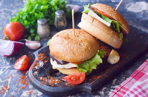 Вегетарианский чизбургер с баклажанами, помидором и сыром - пошаговый рецепт с фото