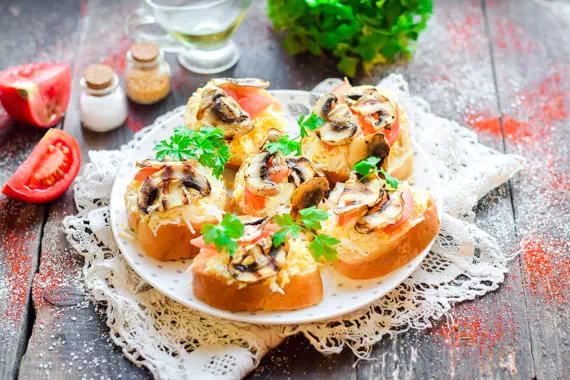 Бутерброды на праздничный стол с яйцом и шампиньонами - быстрый рецепт с фото