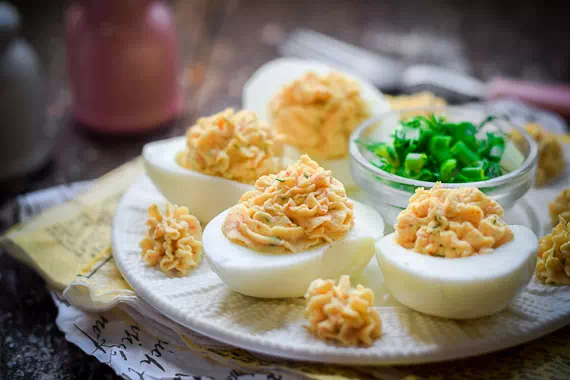 Яйца фаршированные крабовыми палочками и сыром к праздничному столу - простой рецепт с фото