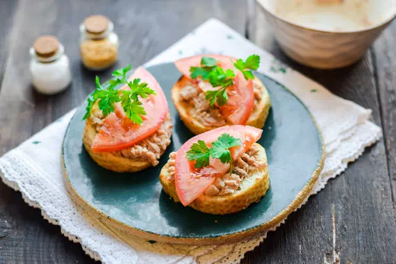 Бутерброды с печенью трески и помидорами - простой рецепт с пошаговыми фото