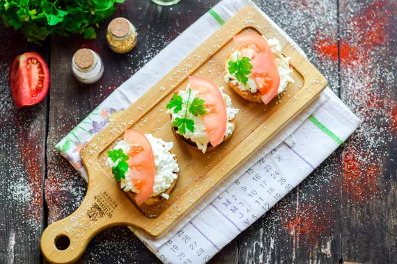 Простые бутерброды на праздничный стол с плавленым сыром - рецепт с фото