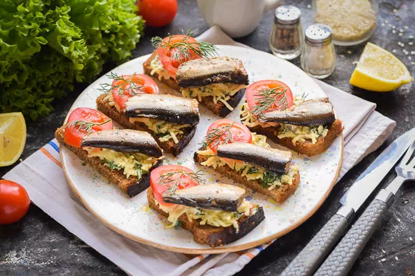 Бутерброды со шпротами и сыром на праздничный стол - простой рецепт с пошаговыми фото