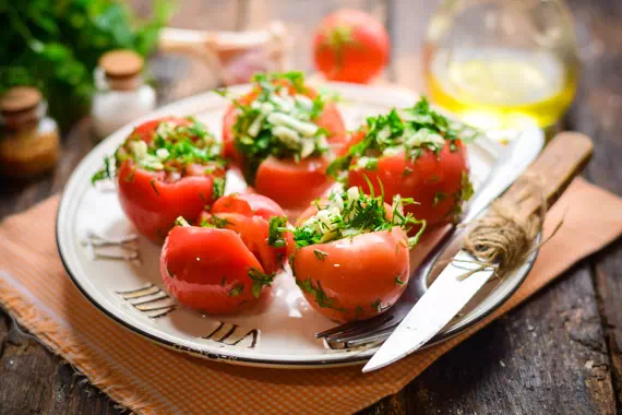 Малосольные фаршированные помидоры - оригинальный рецепт вкуснейшей закуски