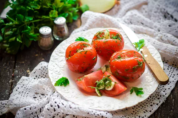 Быстрые малосольные помидоры в пакете с чесноком - очень простой рецепт с пошаговыми фото