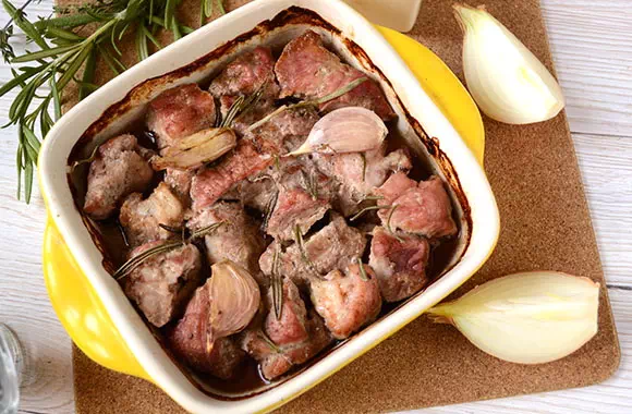 Свинина кусочками в духовке в луково-соевом маринаде - оригинальный рецепт с фото
