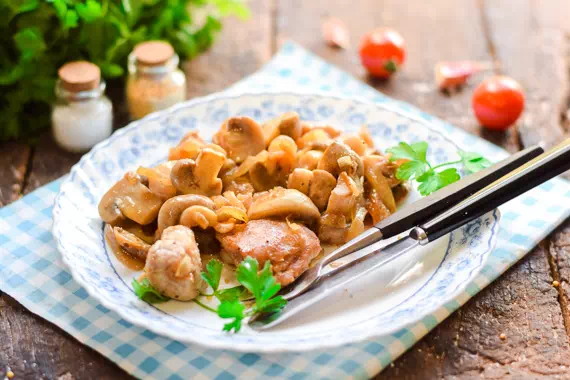 Свинина с грибами в духовке - классический рецепт с фото