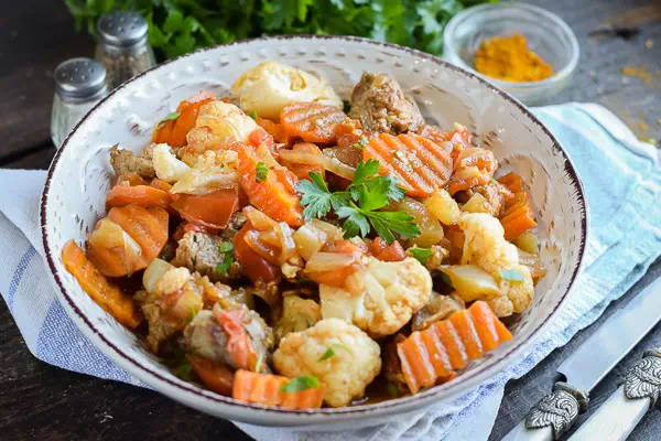 Говядина тушеная с овощами на сковороде - классический рецепт с пошаговыми фото