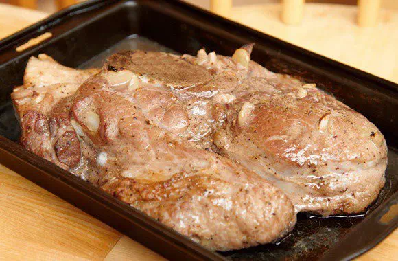 Мясо в духовке большим куском