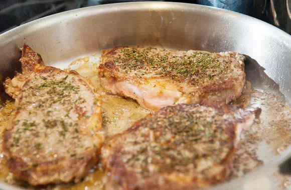 Стейк из говядины на сковороде - классический рецепт