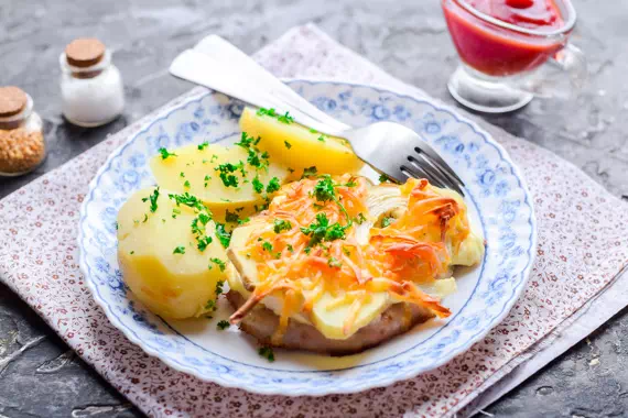Мясо по-французски в духовке с луком - классический рецепт с фото