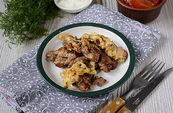 Мясо кусочками под сыром на сковороде - простой рецепт с пошаговыми фото