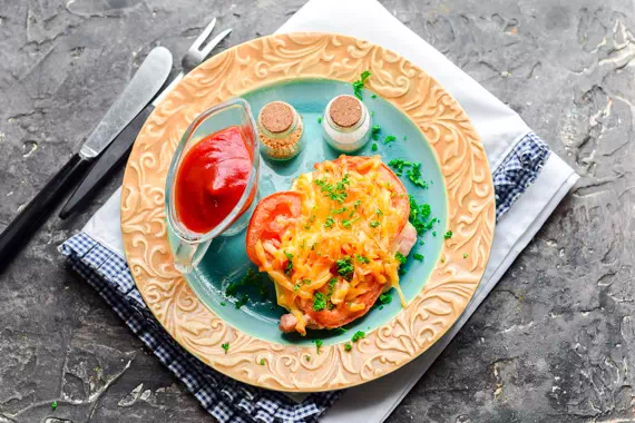 Мясо по-французски с помидорами в духовке - классический рецепт с фото