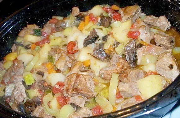 Картошка с мясом и овощами в мультиварке