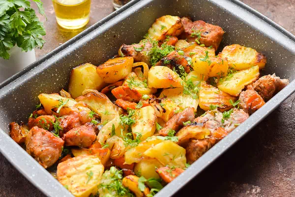 Картошка с мясом на противне - очень простой рецепт с пошаговыми фото