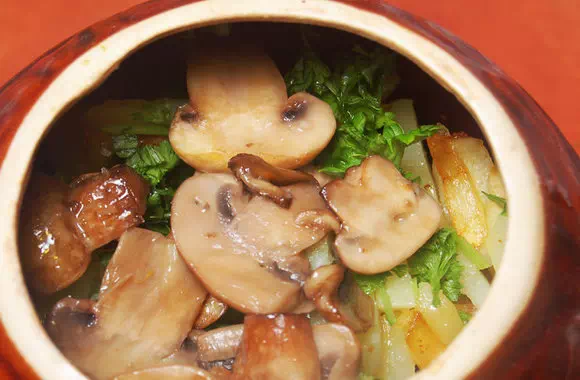 Картошка с мясом и грибами в духовке в горшочках