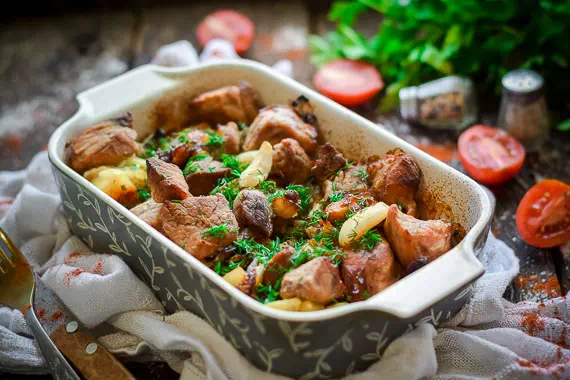 Жаркое с мясом, грибами и картошкой - классический рецепт с фото