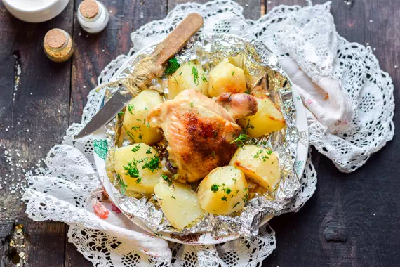 Курица с картошкой в фольге в духовке - классический рецепт с фото