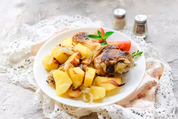 Курица с картошкой в духовке - классический рецепт с фото