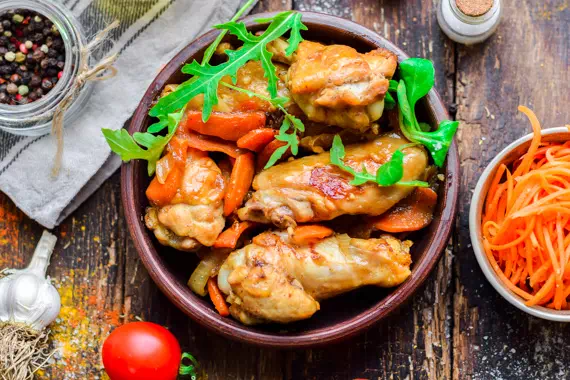 Тушеные куриные крылышки - классический рецепт с фото