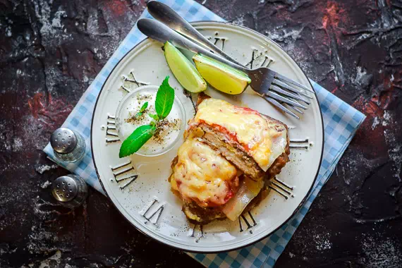 Куриные отбивные с беконом на сковороде - классический рецепт с фото