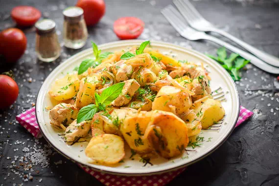 Вкуснейшая курица с картошкой на сковороде - два оригинальных рецепта с пошаговыми фото