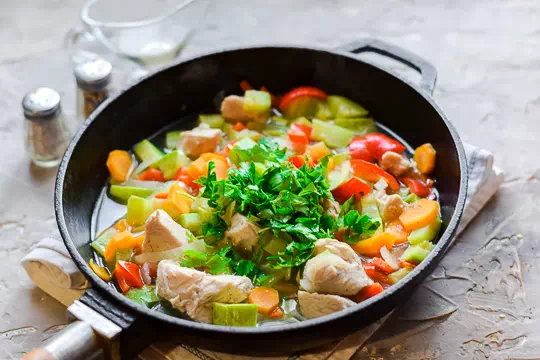 Индейка тушеная с овощами на сковороде - очень простой диетический рецепт с пошаговыми фото