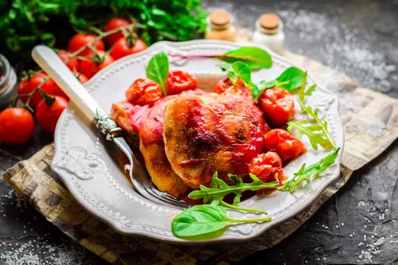 Курица в томатном соусе в духовке - очень простой рецепт с пошаговыми фото