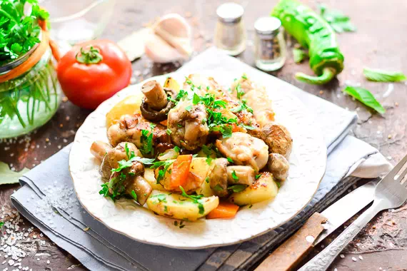 Курица с картошкой и грибами на сковороде за 25 минут - очень простой рецепт с пошаговыми фото