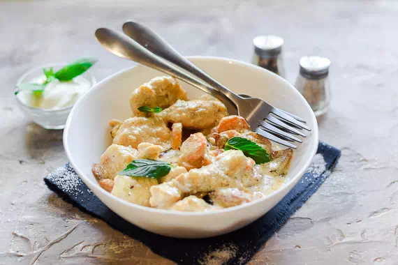 Курица в сметане на сковороде - два лучших рецепта с пошаговыми фото
