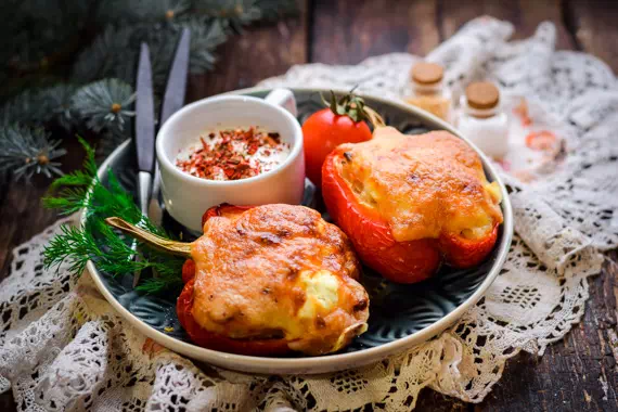 Перец фаршированный курицей в духовке - оригинальный рецепт с пошаговыми фото