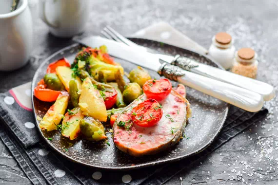 Рыба с овощами в духовке – классический рецепт с фото