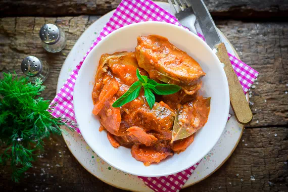 Вкуснейший минтай с морковью и луком в томате - быстрый рецепт с пошаговыми фото