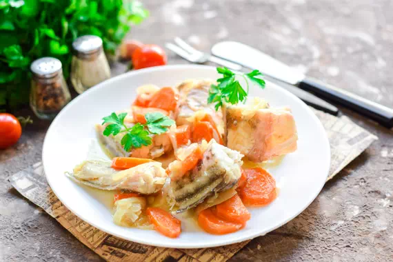 Рыба на сковороде с луком и морковью за 25 минут - очень простой пошаговый рецепт