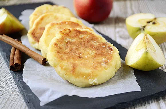 Вкуснейшие сырники с яблоками - простой и быстрый рецепт с пошаговыми фото