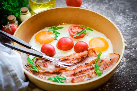 Вкуснейшая яичница с беконом - традиционный рецепт с пошаговыми фото