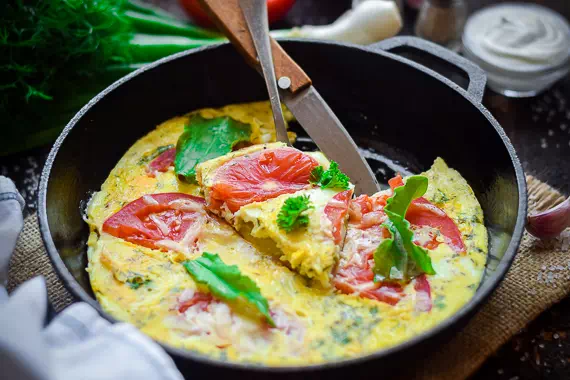 Омлет с сыром, помидорами и кабачками на сковороде - простой рецепт с фото