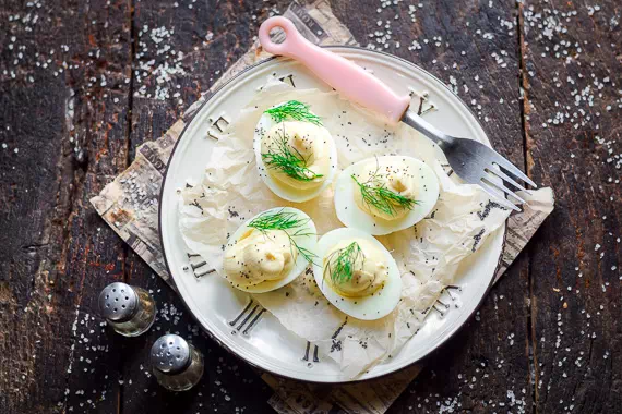 Фаршированные яйца творогом и чесноком - простой рецепт с пошаговыми фото