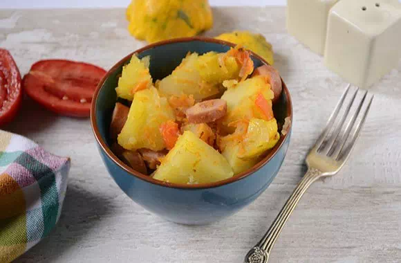 Тушеная картошка с овощами и сосисками - очень простой рецепт с пошаговыми фото