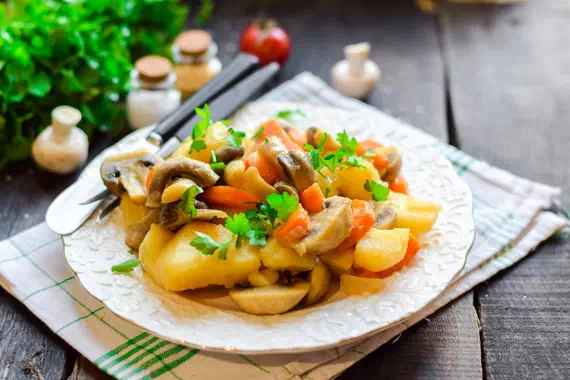 Тушеная картошка с шампиньонами - классический рецепт с фото