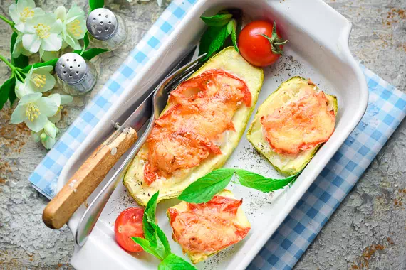 Лодочки из кабачков в духовке с курицей, помидорами и сыром - оригинальный рецепт с пошаговыми фото