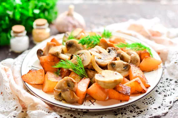 Картошка с грибами в рукаве для запекания - классический рецепт с фото