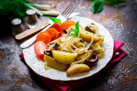 Картошка с шампиньонами в рукаве в духовке - классический рецепт с фото