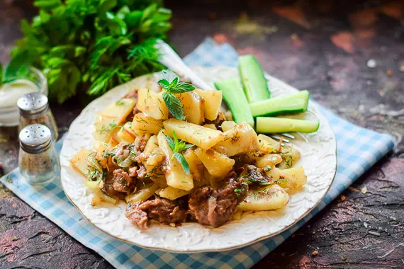 Картошка с тушенкой на сковороде - классический рецепт с фото