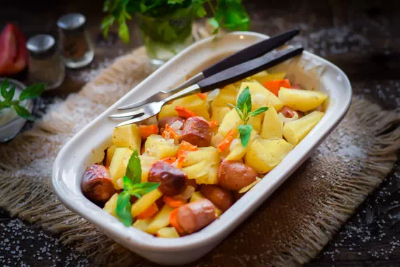 Картофель запеченный с сосисками в духовке - классический рецепт с фото