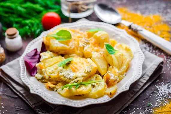 Картошка в микроволновке с сыром и майонезом быстро и вкусно - рецепт с фото